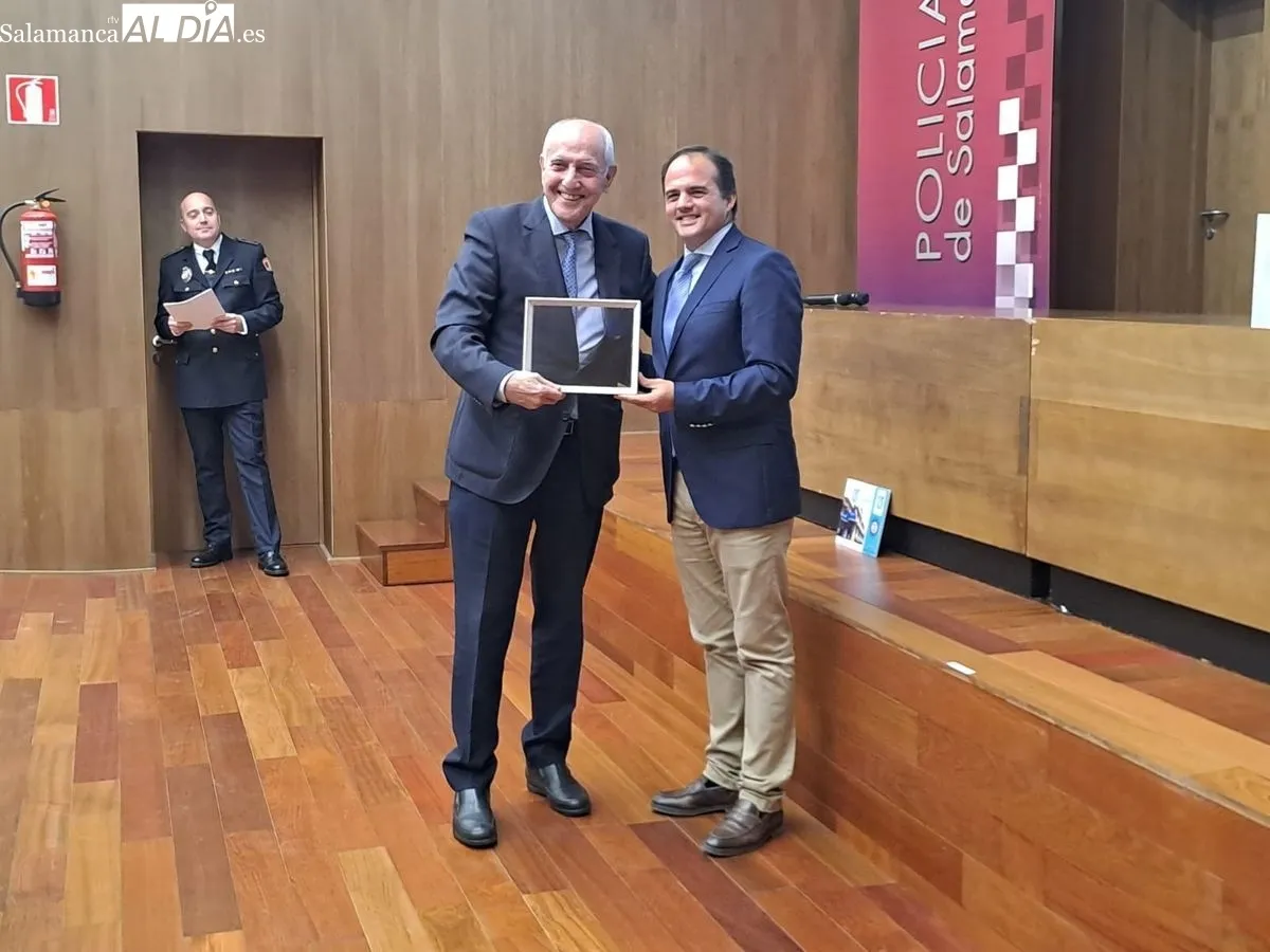 Reconocimiento a las entidades y asociaciones colaboradoras con la celebración del 175 aniversario de la Policía Local de Salamanca. Foto: Víctor Jiménez