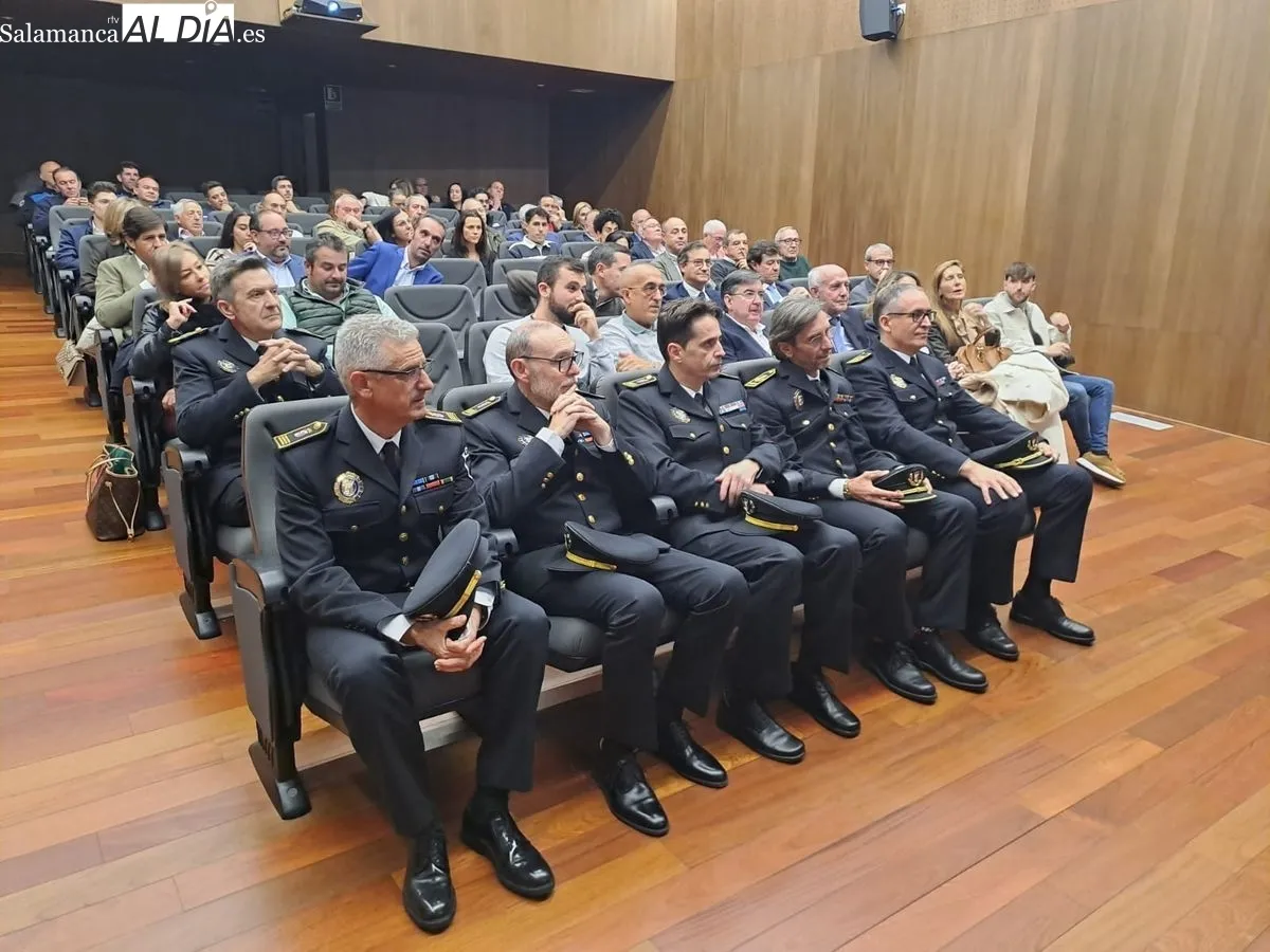 Reconocimiento a las entidades y asociaciones colaboradoras con la celebración del 175 aniversario de la Policía Local de Salamanca. Foto: Víctor Jiménez