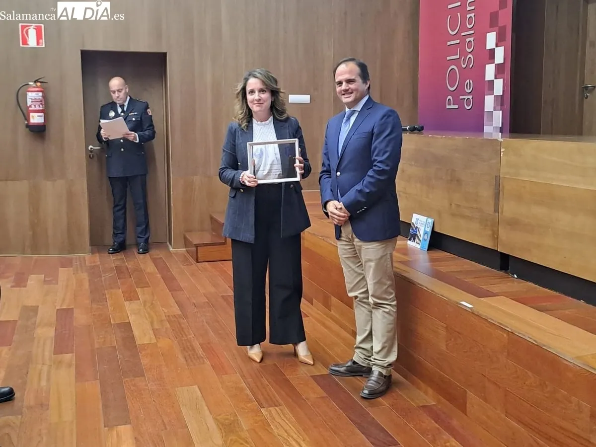 Reconocimiento a las entidades y asociaciones colaboradoras con la celebración del 175 aniversario de la Policía Local de Salamanca. Foto: Víctor Jiménez