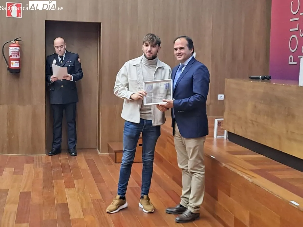 Reconocimiento a las entidades y asociaciones colaboradoras con la celebración del 175 aniversario de la Policía Local de Salamanca. Foto: Víctor Jiménez