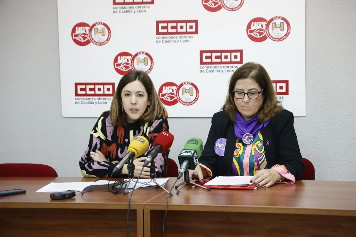 Silvia Sánchez Vicente, secretaria de mujer y políticas de igualdad de Comisiones Obreras en Salamanca; y Teresa Rodríguez Barriga, secretaria provincial del sector postal y responsable de igualdad de UGT en Salamanca, antes de la concentración. Fotos: Da