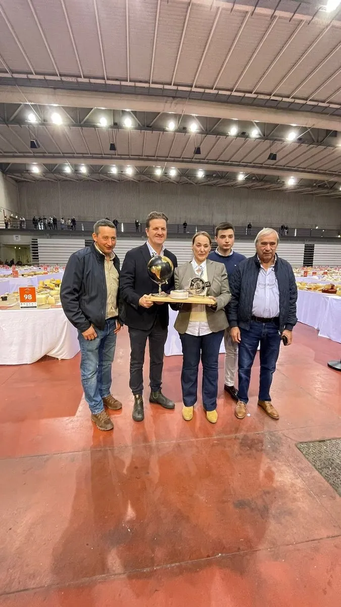 Tres generaciones de la familia Duarte Alves junto al representante de los World Cheese Awards