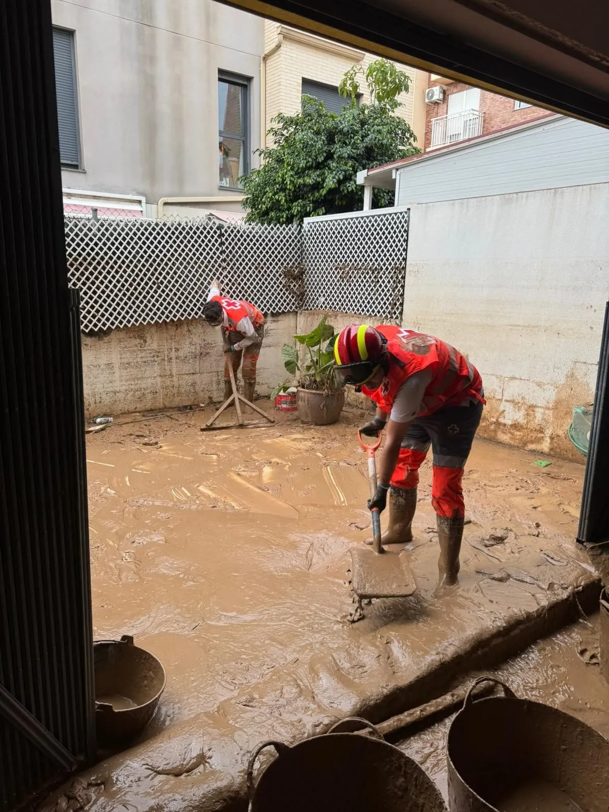 Voluntarios del primer equipo de Cruz Roja Salamanca en Valencia, con motivo de la emergencia tras la DANA. Foto C. Roja Salamanca