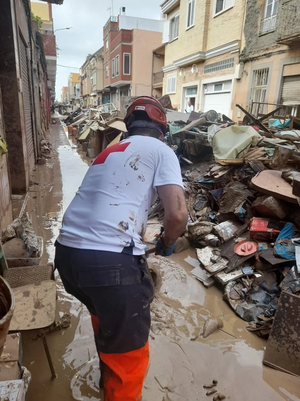 Voluntarios del primer equipo de Cruz Roja Salamanca en Valencia, con motivo de la emergencia tras la DANA. Foto C. Roja Salamanca