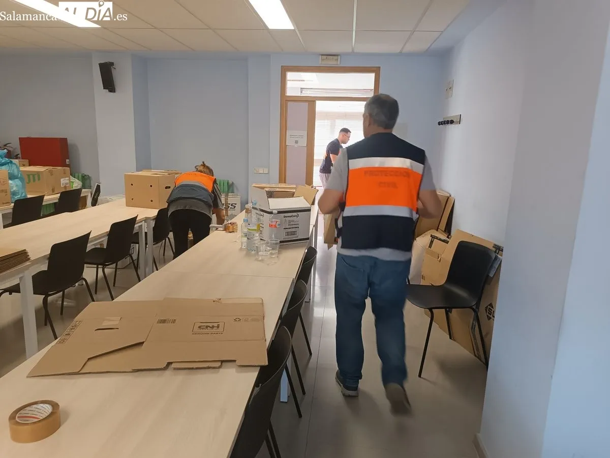 Voluntarios de Protección Civil Salamanca preparando este envío solidario en el Parque de Bomberos. Foto César García