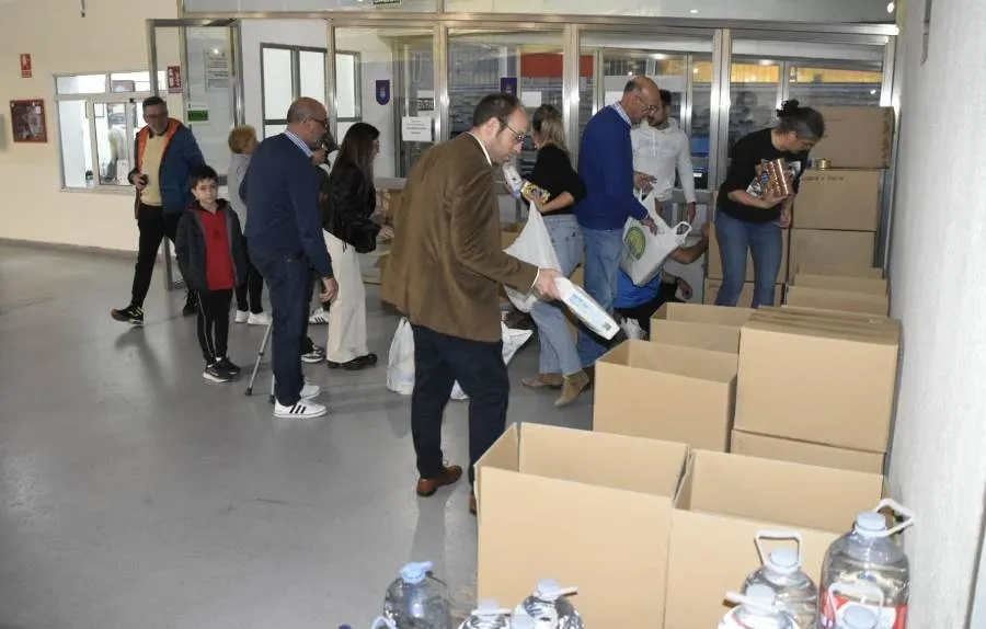 Foto 4 - La Asociaci&oacute;n Humanitaria de Bomberos Voluntarios colabora en la recepci&oacute;n de donaciones