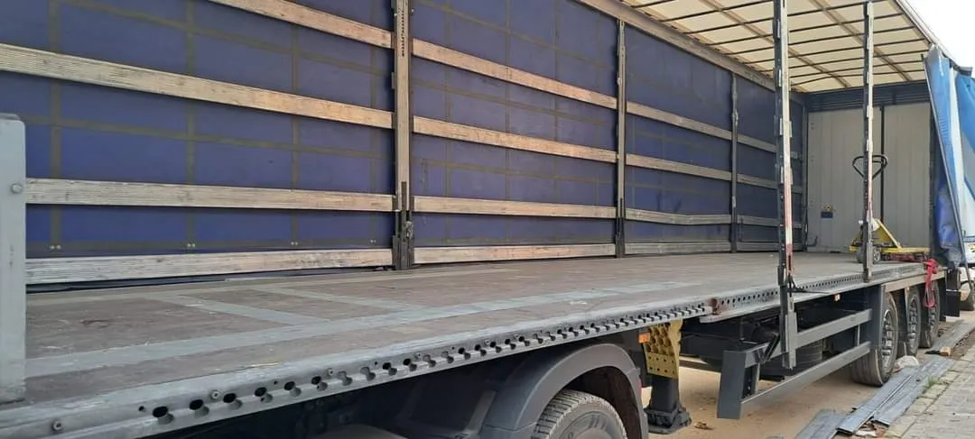 Camión en Aldaia con los 15 palés de ayuda que salieron ayer lunes de Vitigudino