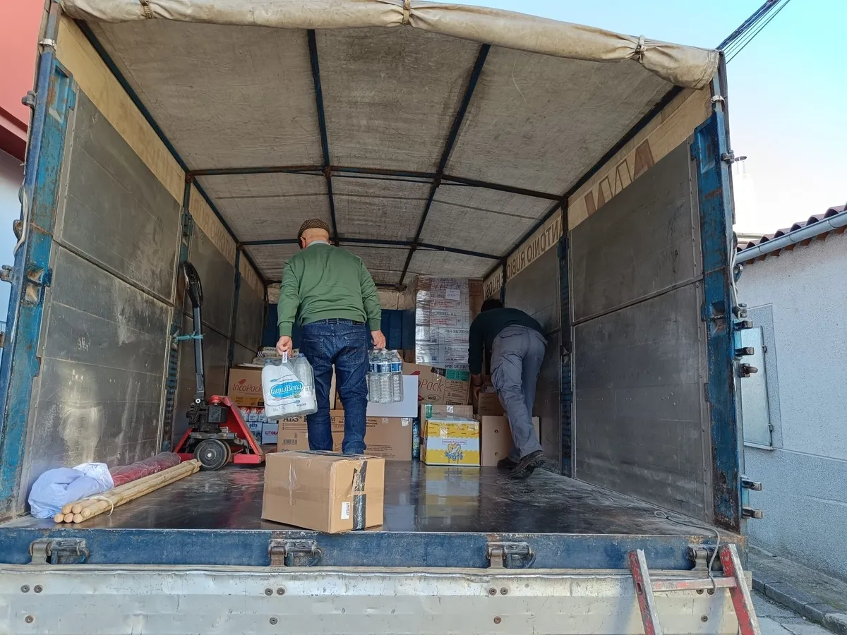 Carga del camión con los productos donados por los vecinos de El Cubo de Don Sancho 
