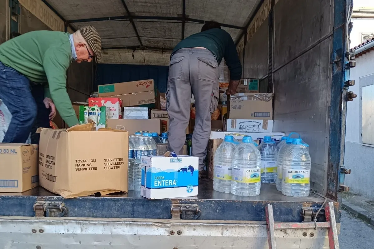 Carga del camión con los productos donados por los vecinos de El Cubo de Don Sancho 