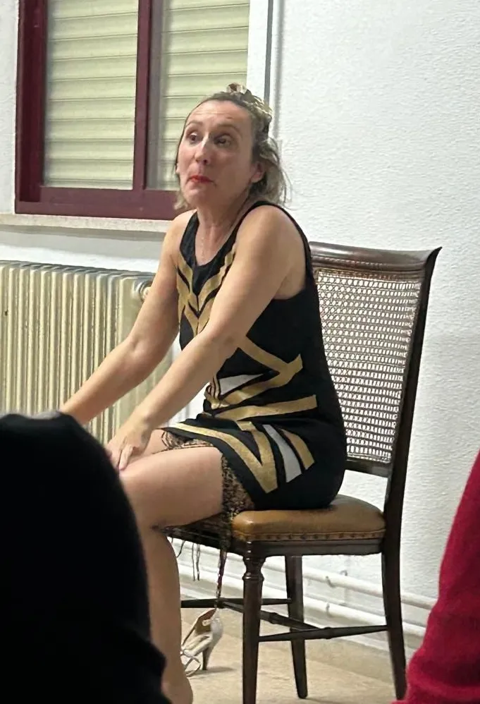 Raquel G. Sevillano interpretando la obra de microteatro 'Por un puto zapato' 