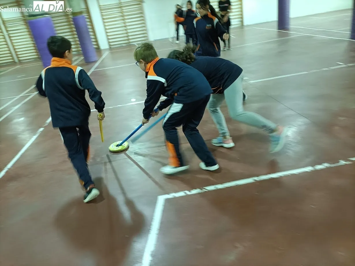 Sesión de deporte paralímpio con AVIVA en el Colegio Antonio Machado