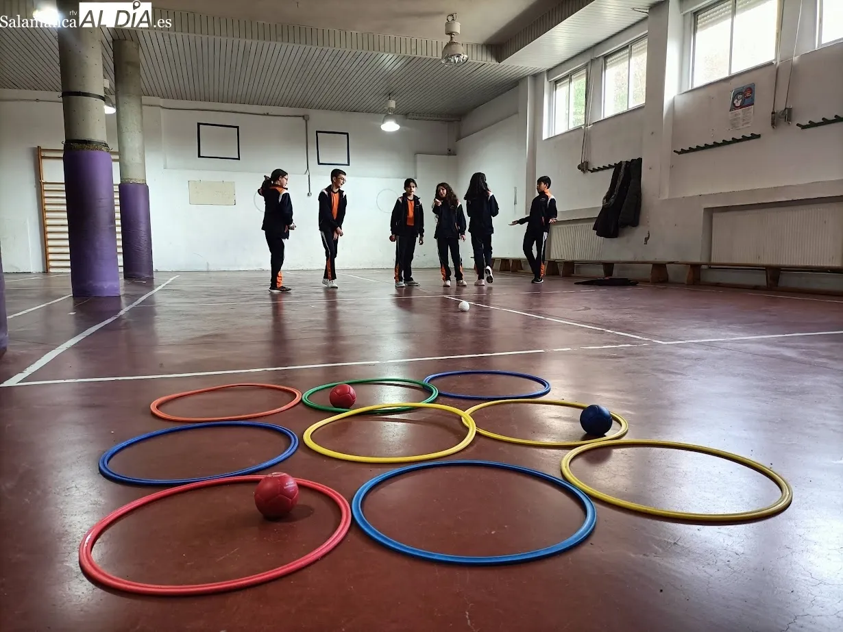 Sesión de deporte paralímpio con AVIVA en el Colegio Antonio Machado