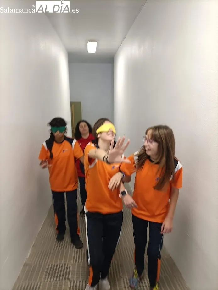 Sesión de deporte paralímpio con AVIVA en el Colegio Antonio Machado