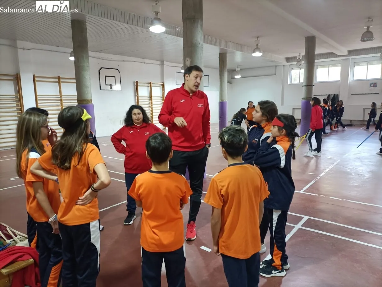 Sesión de deporte paralímpio con AVIVA en el Colegio Antonio Machado