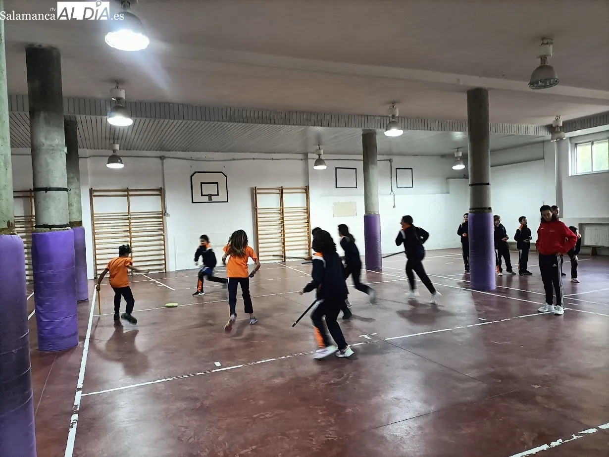 Sesión de deporte paralímpio con AVIVA en el Colegio Antonio Machado