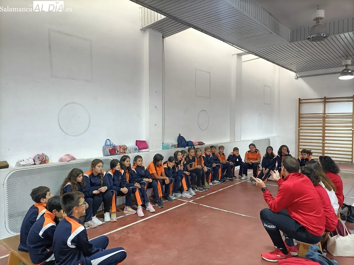 Sesión de deporte paralímpio con AVIVA en el Colegio Antonio Machado