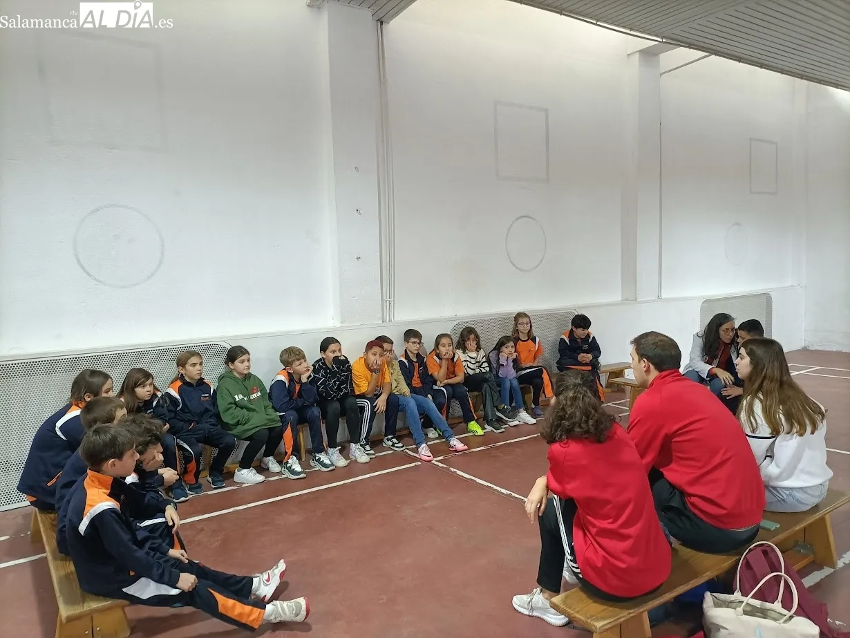 Sesión de deporte paralímpio con AVIVA en el Colegio Antonio Machado