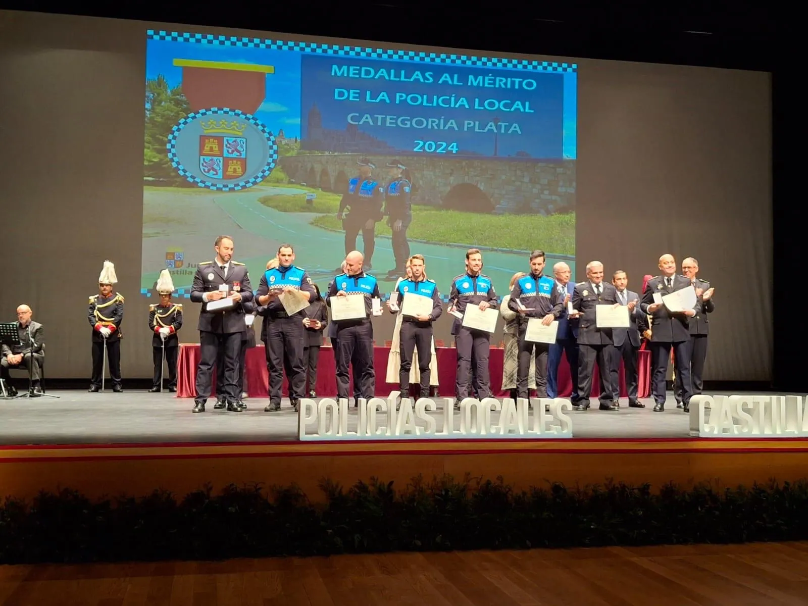 Foto 3 - Medalla de Plata al M&eacute;rito Policial de CyL a los cinco agentes pe&ntilde;arandinos que salvaron la vida a un vecino