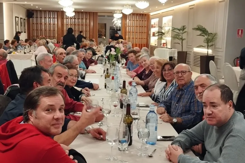 Foto 3 - Cerca se 160 personas participan en la gran merienda de hermandad de la asociaci&oacute;n de mayores y pensionistas San Miguel