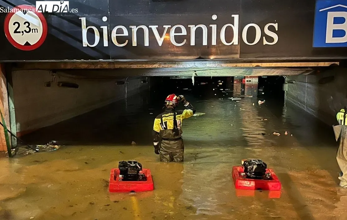 Foto 8 - Habla el cabo Javier Criado, bombero de la Diputaci&oacute;n de Salamanca: "El nivel del agua ha descendido hasta el metro y medio, por lo que podremos realizar una primera inspecci&oacute;n" (FOTOS y V&Iacute;DEO)