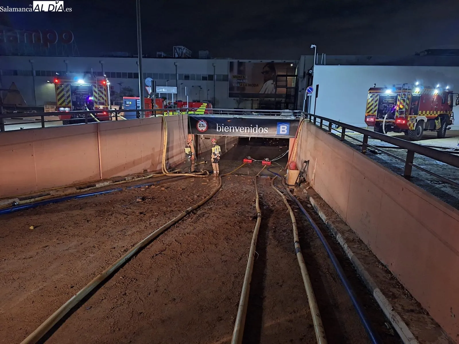 Foto 3 - Habla el cabo Javier Criado, bombero de la Diputaci&oacute;n de Salamanca: "El nivel del agua ha descendido hasta el metro y medio, por lo que podremos realizar una primera inspecci&oacute;n" (FOTOS y V&Iacute;DEO)