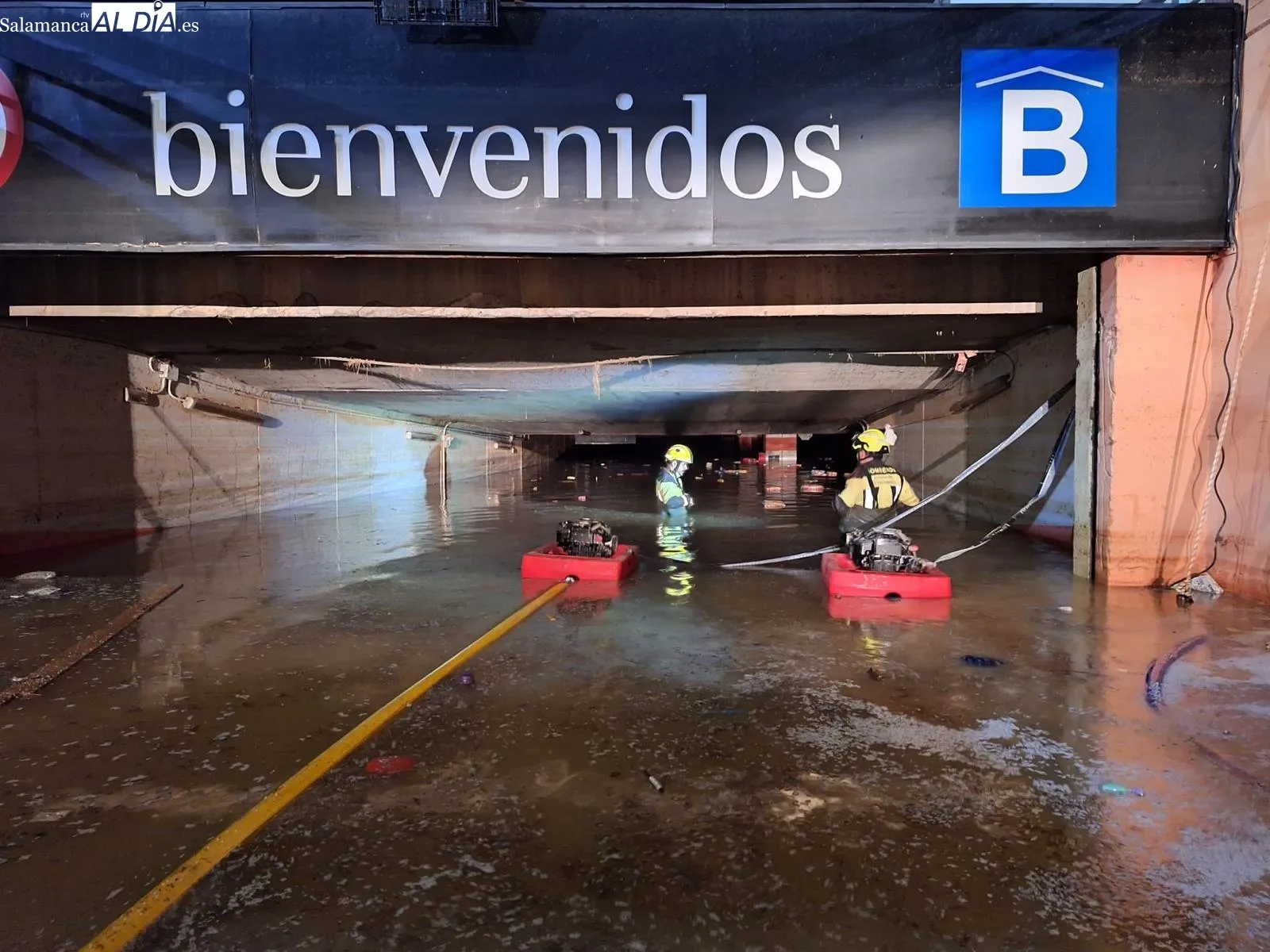 Foto 2 - Habla el cabo Javier Criado, bombero de la Diputaci&oacute;n de Salamanca: "El nivel del agua ha descendido hasta el metro y medio, por lo que podremos realizar una primera inspecci&oacute;n" (FOTOS y V&Iacute;DEO)