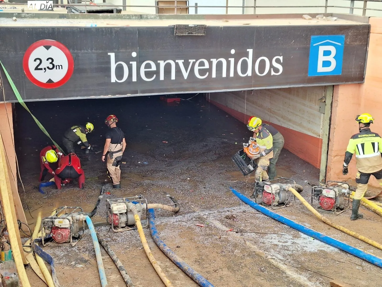 Foto 4 - Habla el cabo Javier Criado, bombero de la Diputaci&oacute;n de Salamanca: "El nivel del agua ha descendido hasta el metro y medio, por lo que podremos realizar una primera inspecci&oacute;n" (FOTOS y V&Iacute;DEO)