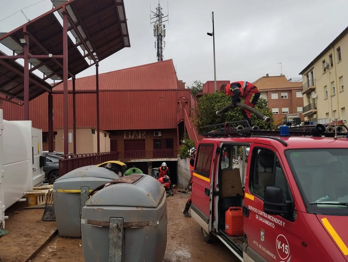 Actuación de bomberos del Ayuntamiento de Salamanca trabajan en la recuperación de Aldaya