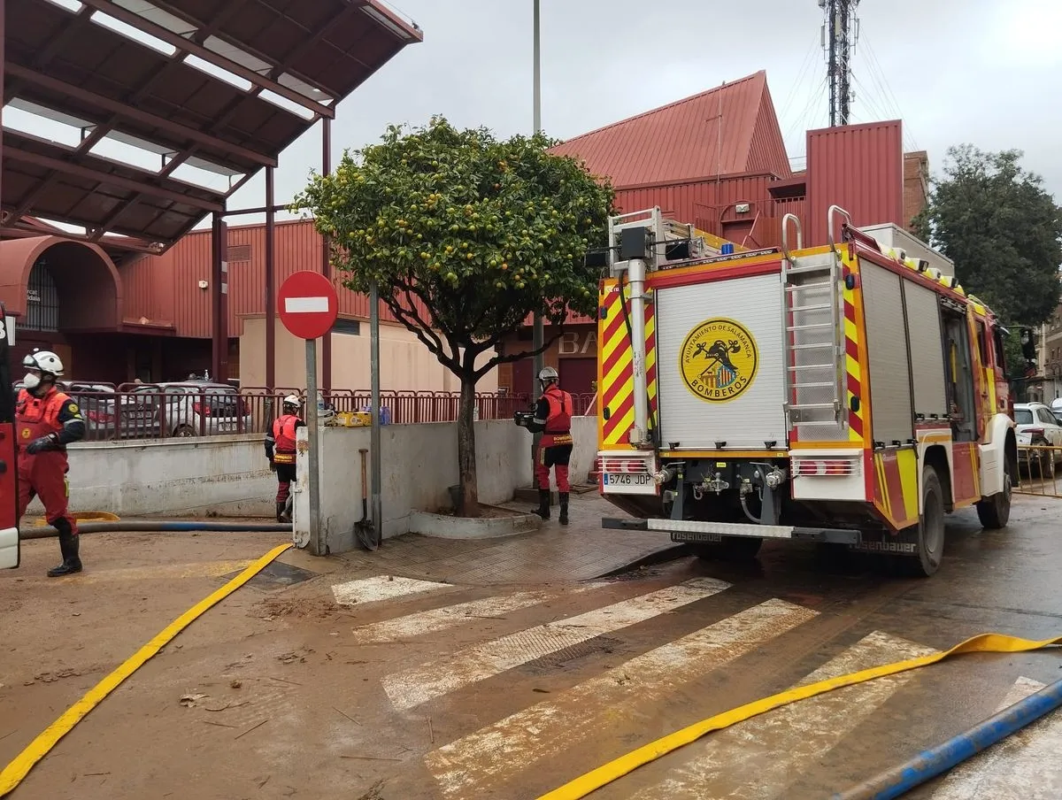 Actuación de bomberos del Ayuntamiento de Salamanca trabajan en la recuperación de Aldaya