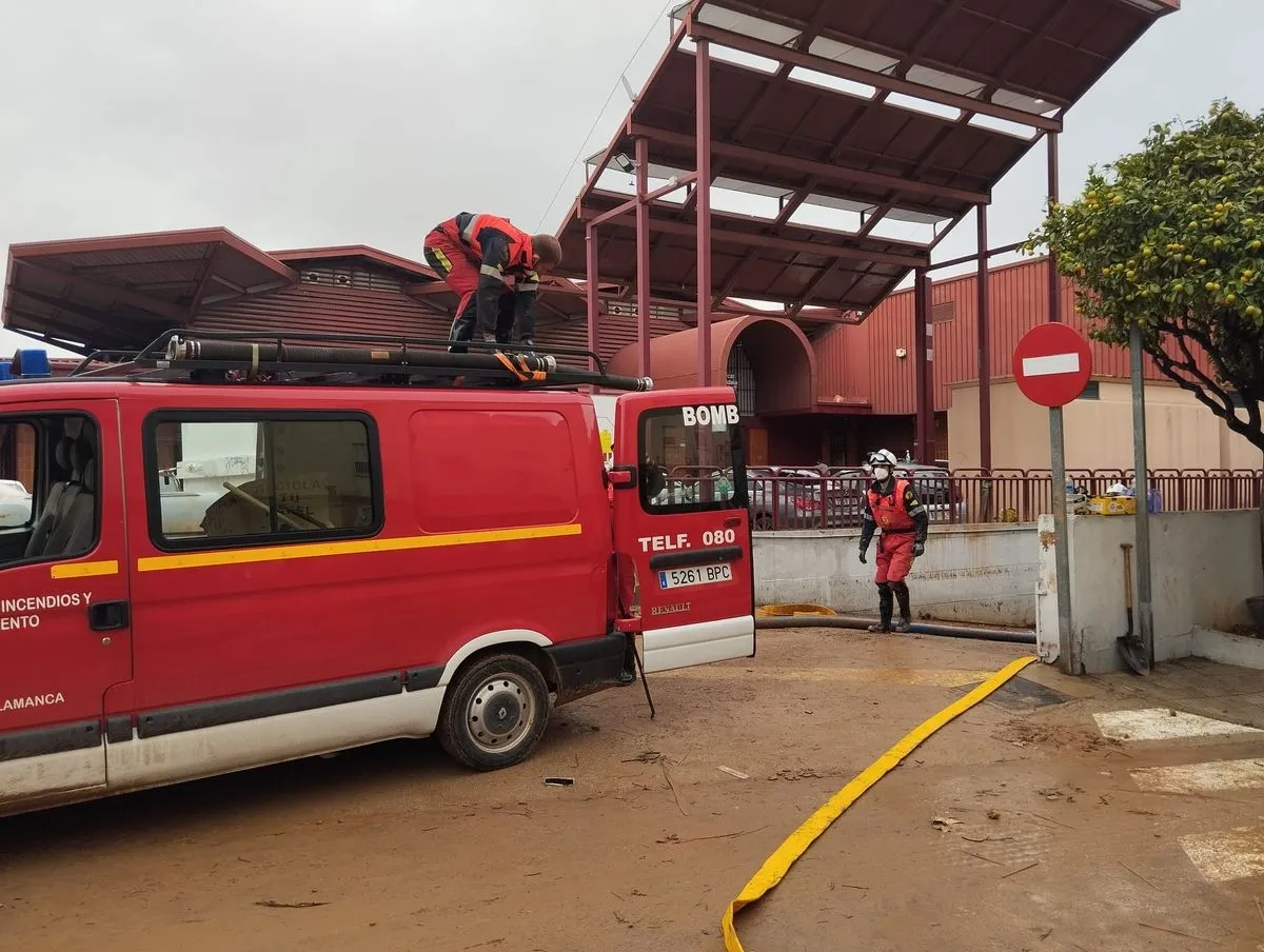 Actuación de bomberos del Ayuntamiento de Salamanca trabajan en la recuperación de Aldaya