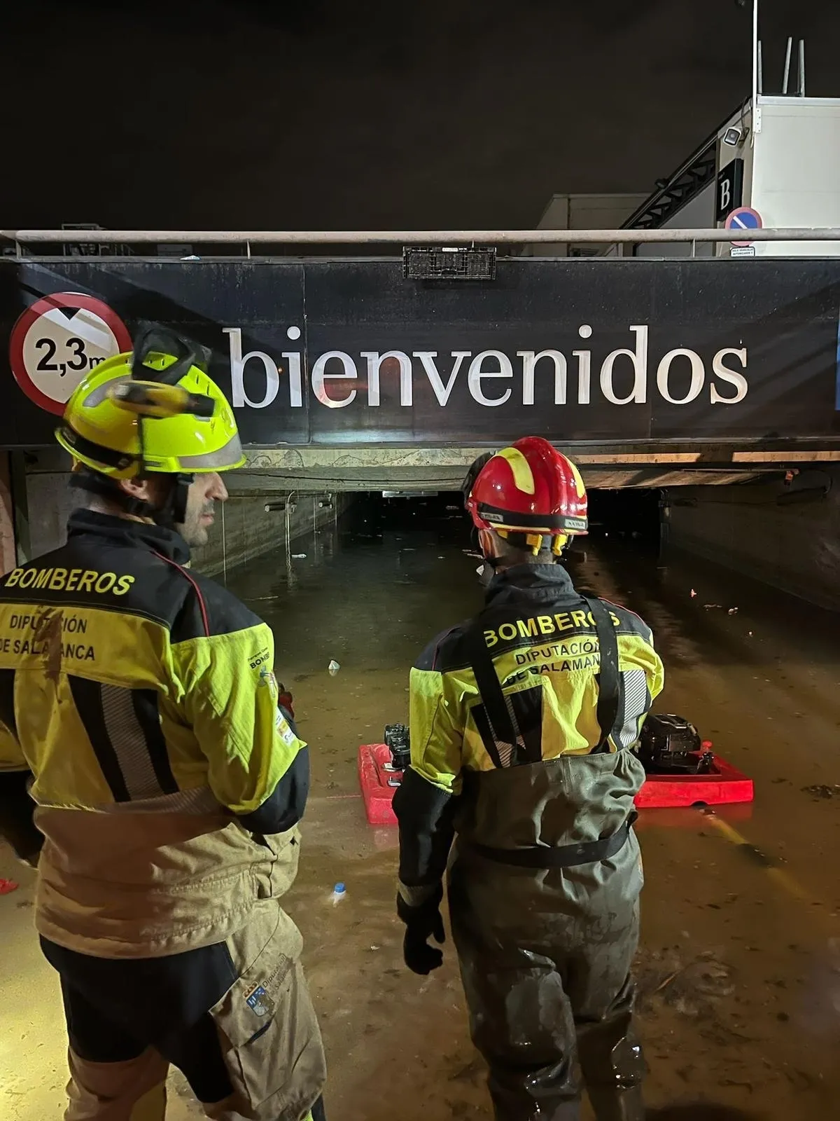 Foto 7 - Habla el cabo Javier Criado, bombero de la Diputaci&oacute;n de Salamanca: "El nivel del agua ha descendido hasta el metro y medio, por lo que podremos realizar una primera inspecci&oacute;n" (FOTOS y V&Iacute;DEO)