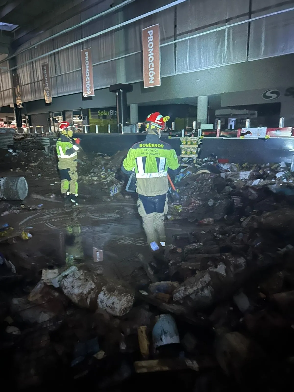 Foto 6 - Habla el cabo Javier Criado, bombero de la Diputaci&oacute;n de Salamanca: "El nivel del agua ha descendido hasta el metro y medio, por lo que podremos realizar una primera inspecci&oacute;n" (FOTOS y V&Iacute;DEO)