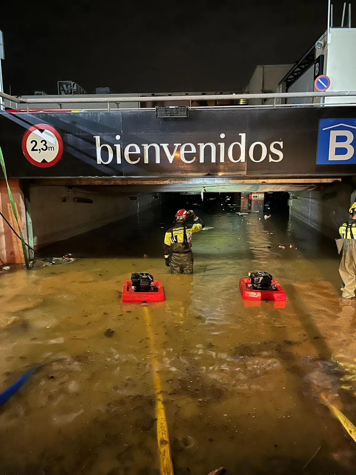 Foto 5 - Habla el cabo Javier Criado, bombero de la Diputaci&oacute;n de Salamanca: "El nivel del agua ha descendido hasta el metro y medio, por lo que podremos realizar una primera inspecci&oacute;n" (FOTOS y V&Iacute;DEO)