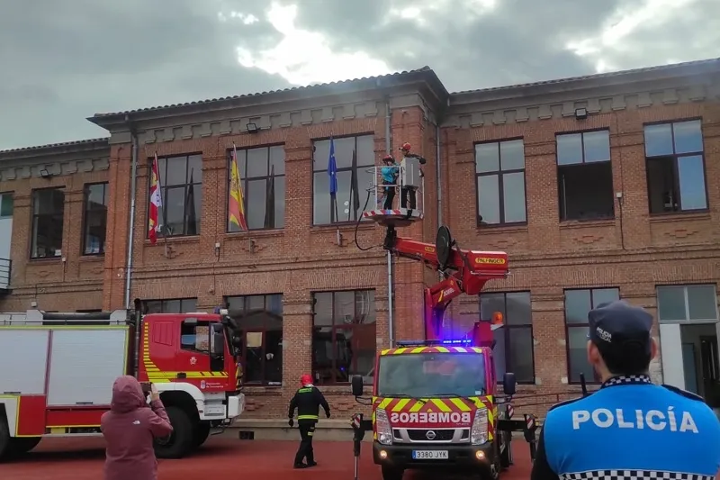 Foto 3 - El CEIP Miguel de Unamuno vive un simulacro de incendio junto a Polic&iacute;a Local y Bomberos