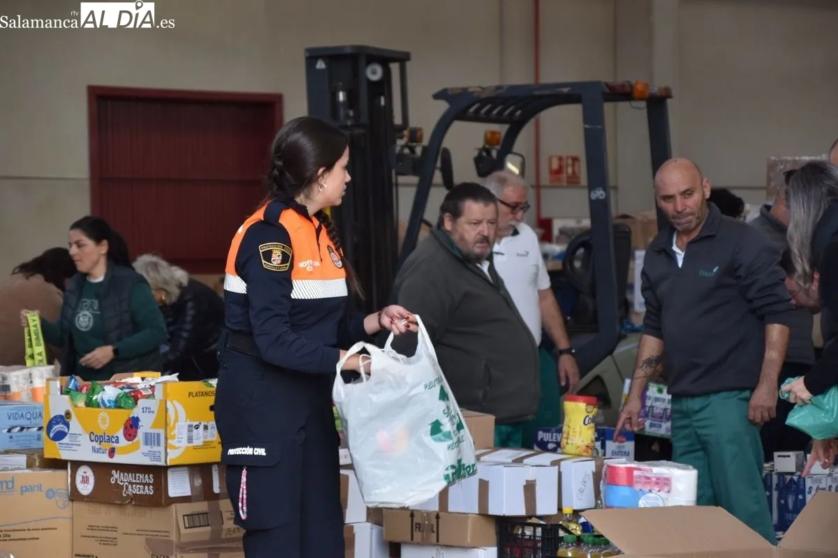 Operativo de recogida de alimentos no perecederos y material para los afectados por el temporal DANA en el Recinto Ferial de Salamanca