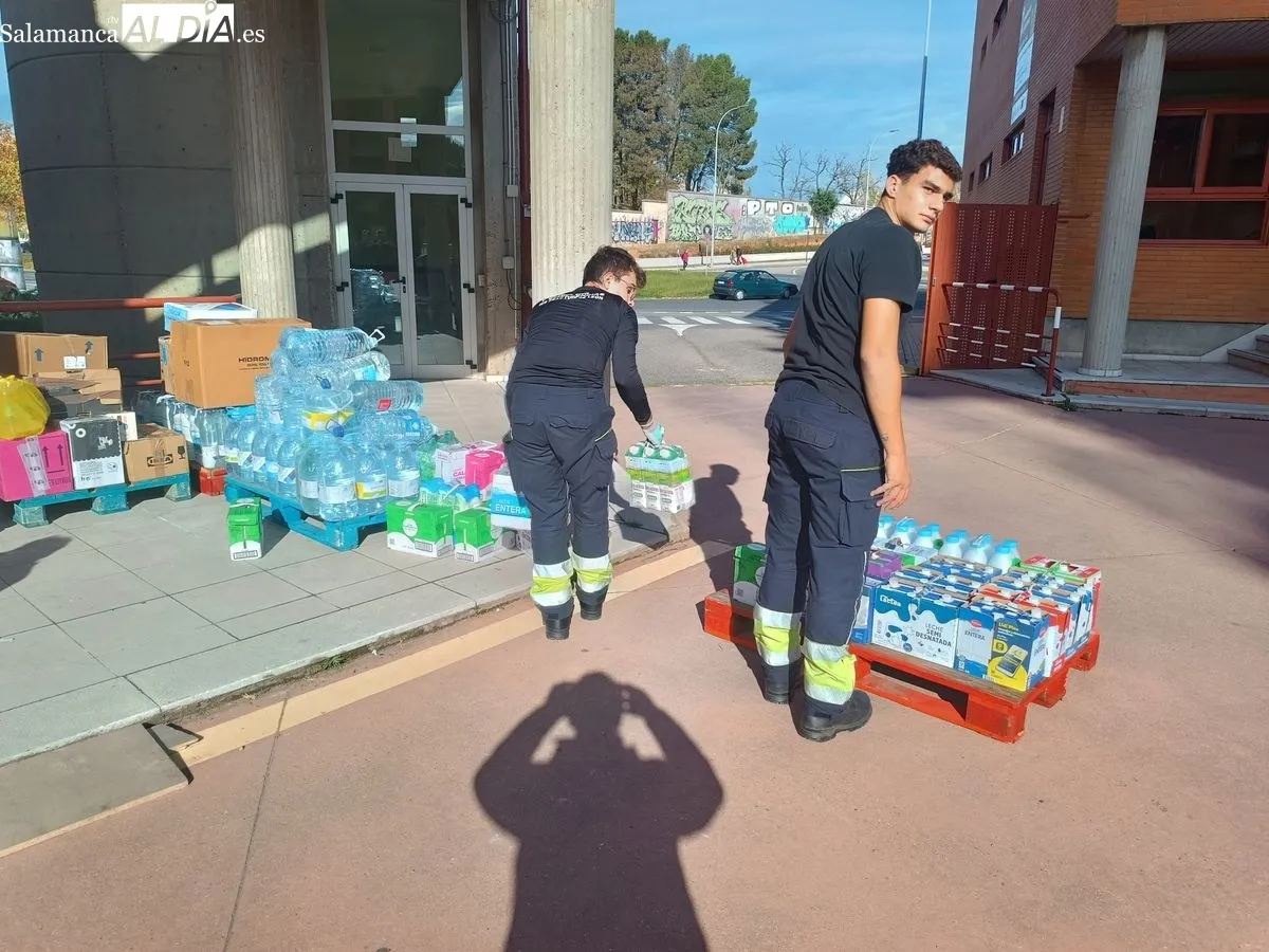 Voluntarios de Protección Civil Salamanca preparando este envío solidario en el Parque de Bomberos. Foto César García