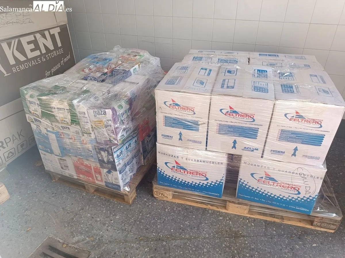 Voluntarios de Protección Civil Salamanca preparando este envío solidario en el Parque de Bomberos. Foto César García