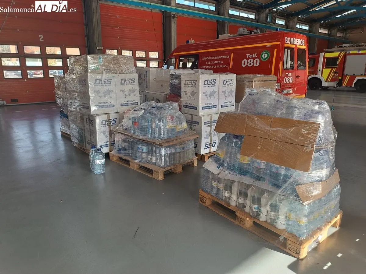 Voluntarios de Protección Civil Salamanca preparando este envío solidario en el Parque de Bomberos. Foto César García