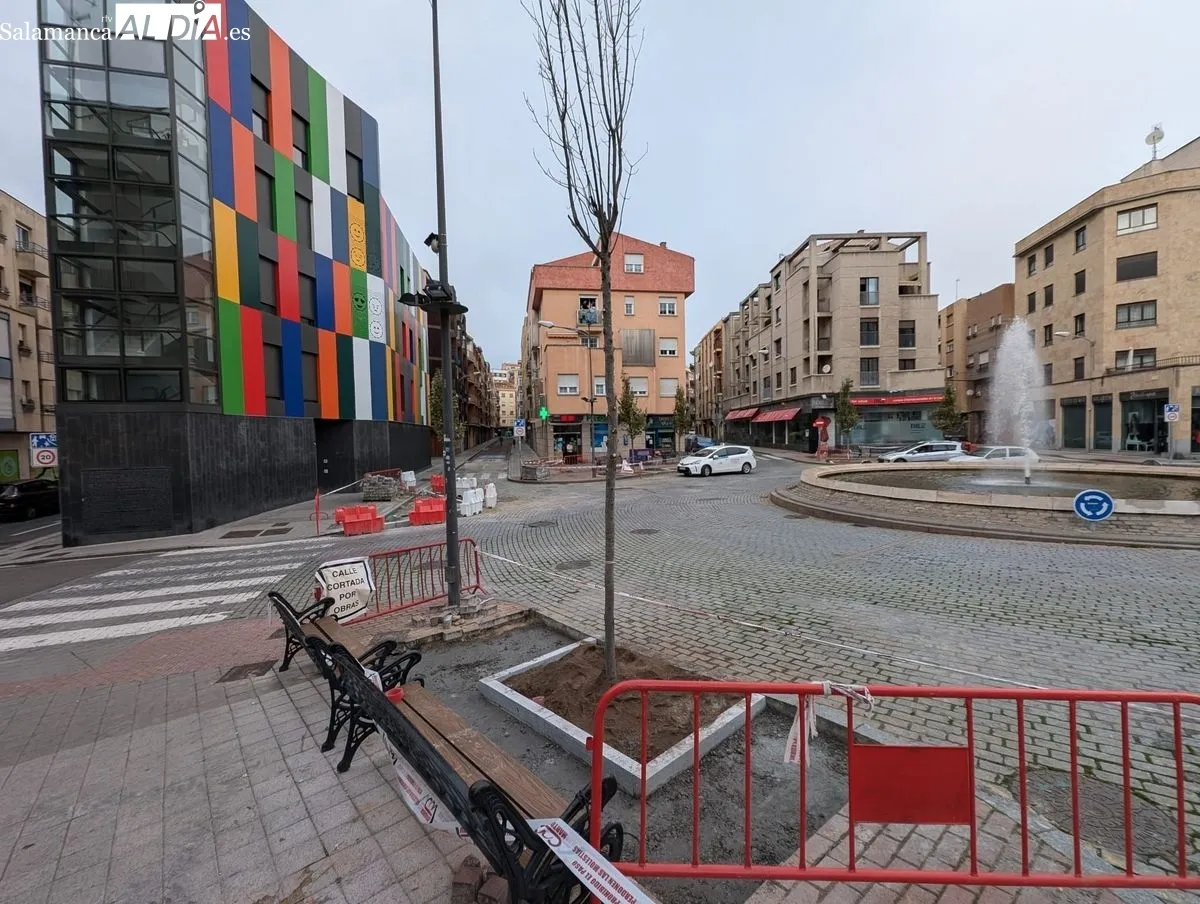 Imagen de este sábado de la plaza del Oeste tras las plantación de los nuevos árboles. Fotos: David Sañudo