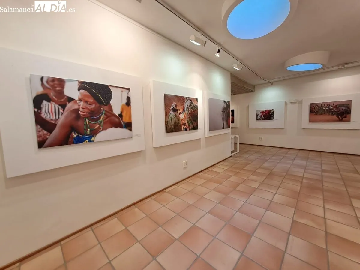 Exposición “Flujo y reflujo. Una historia de bahianos en África”, del reconocido fotógrafo Enrique Ambrosio. Foto de Víctor Jiménez