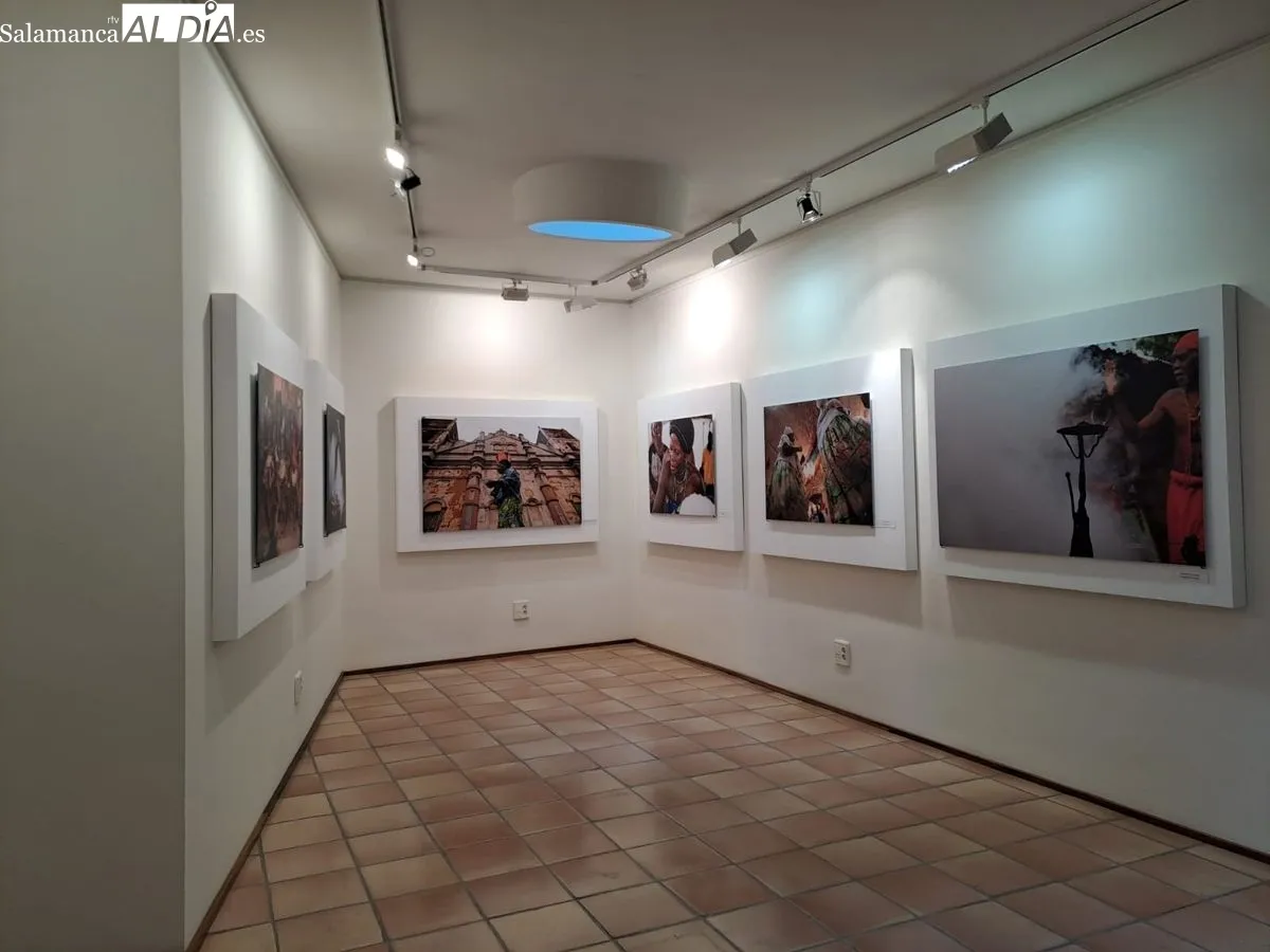 Exposición “Flujo y reflujo. Una historia de bahianos en África”, del reconocido fotógrafo Enrique Ambrosio. Foto de Víctor Jiménez