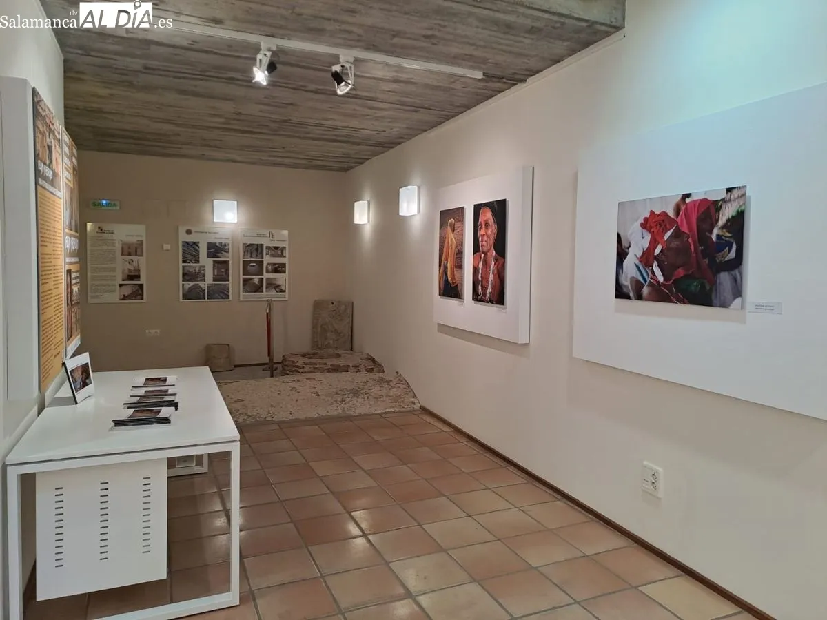 Exposición “Flujo y reflujo. Una historia de bahianos en África”, del reconocido fotógrafo Enrique Ambrosio. Foto de Víctor Jiménez