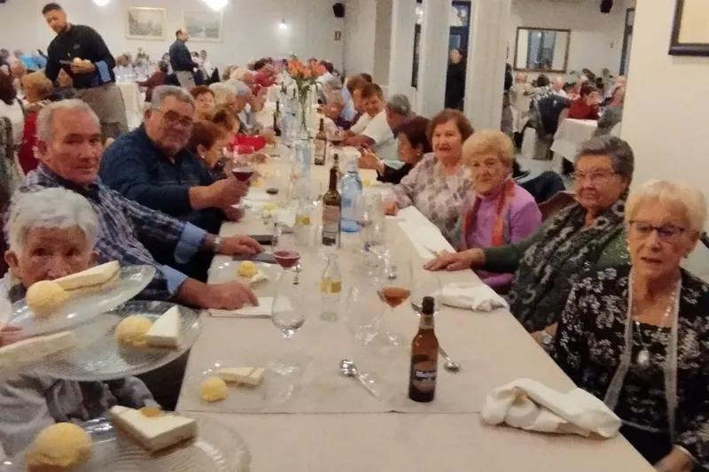 Foto 8 - Cerca se 160 personas participan en la gran merienda de hermandad de la asociaci&oacute;n de mayores y pensionistas San Miguel