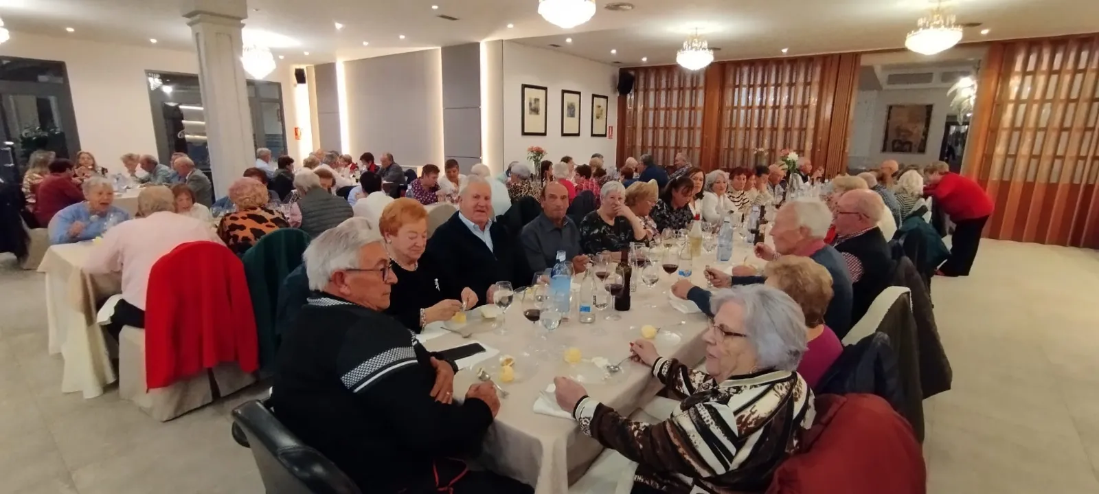 Foto 2 - Cerca se 160 personas participan en la gran merienda de hermandad de la asociaci&oacute;n de mayores y pensionistas San Miguel