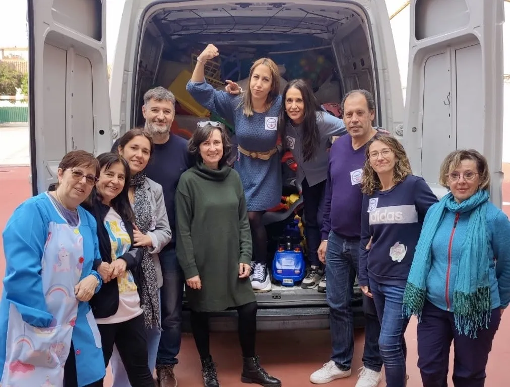 Foto 2 - La solidaridad supera las previsiones en el Colegio Miguel de Unamuno, logrando una furgoneta de ayuda escolar con destino Paiporta
