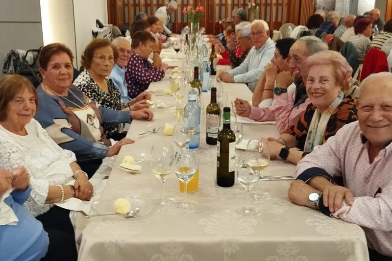 Foto 6 - Cerca se 160 personas participan en la gran merienda de hermandad de la asociaci&oacute;n de mayores y pensionistas San Miguel