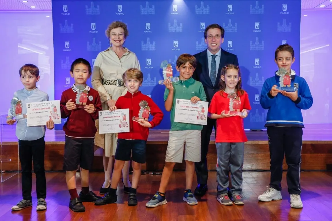 Imagen de las pruebas de alumbrado en la calle Toledo, junto con los niños premiados y varios de sus diseños