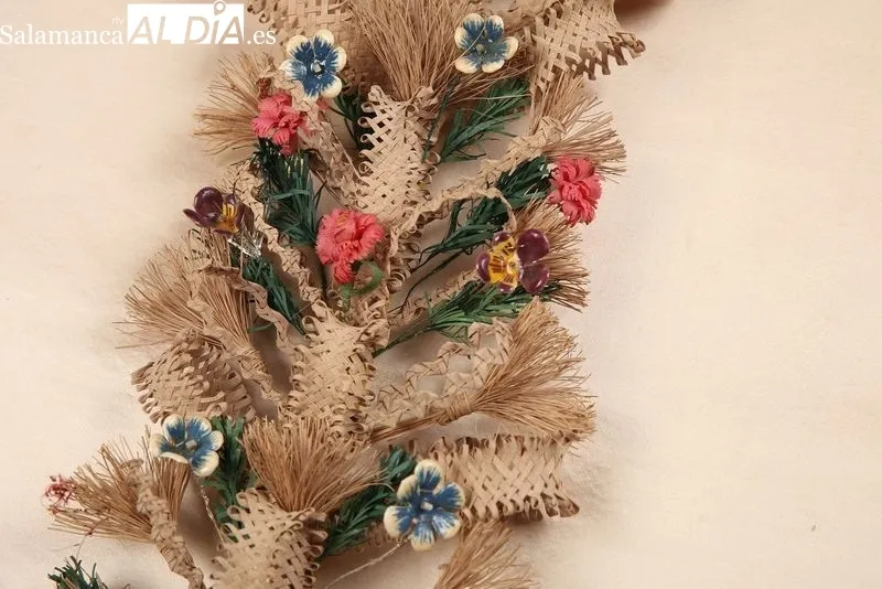 Foto 5 - Encuentran cinco actas notariales, flores y una palma floral junto al cuerpo de Santa Teresa