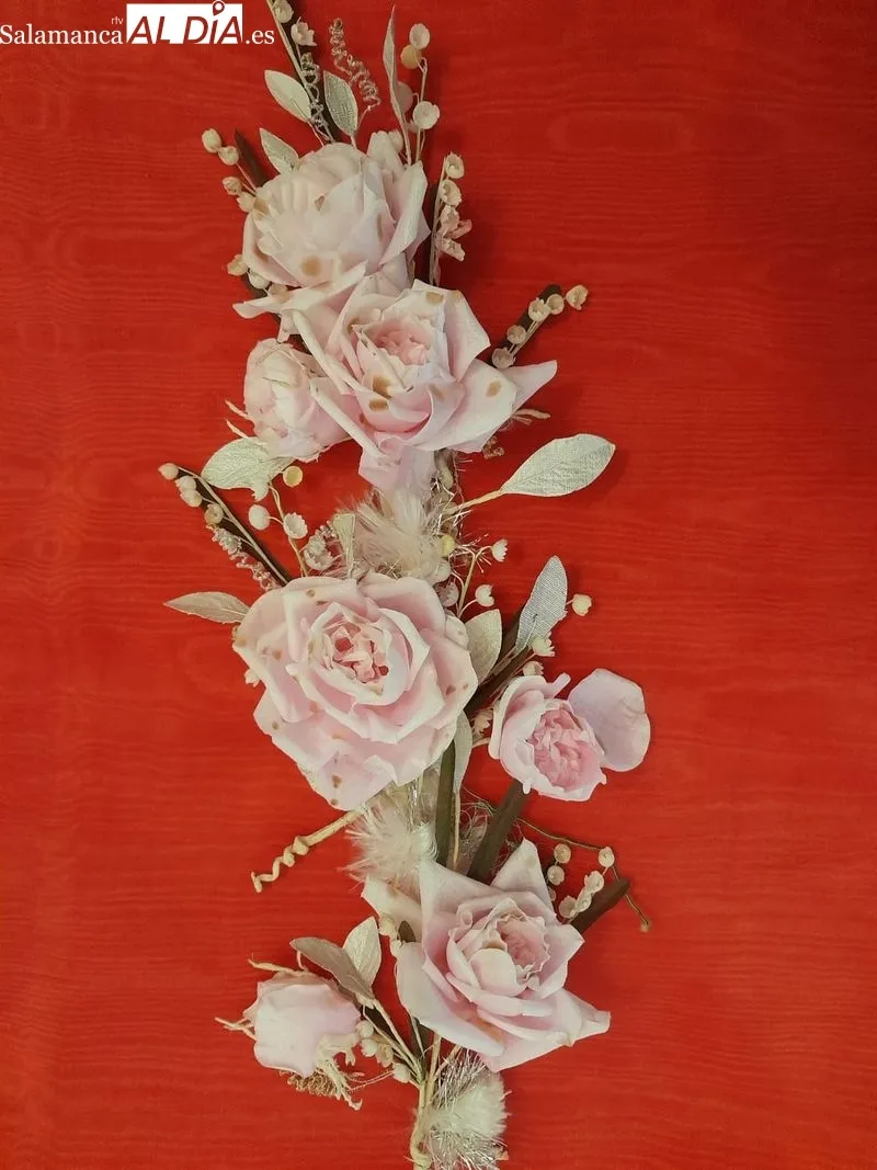 Foto 4 - Encuentran cinco actas notariales, flores y una palma floral junto al cuerpo de Santa Teresa