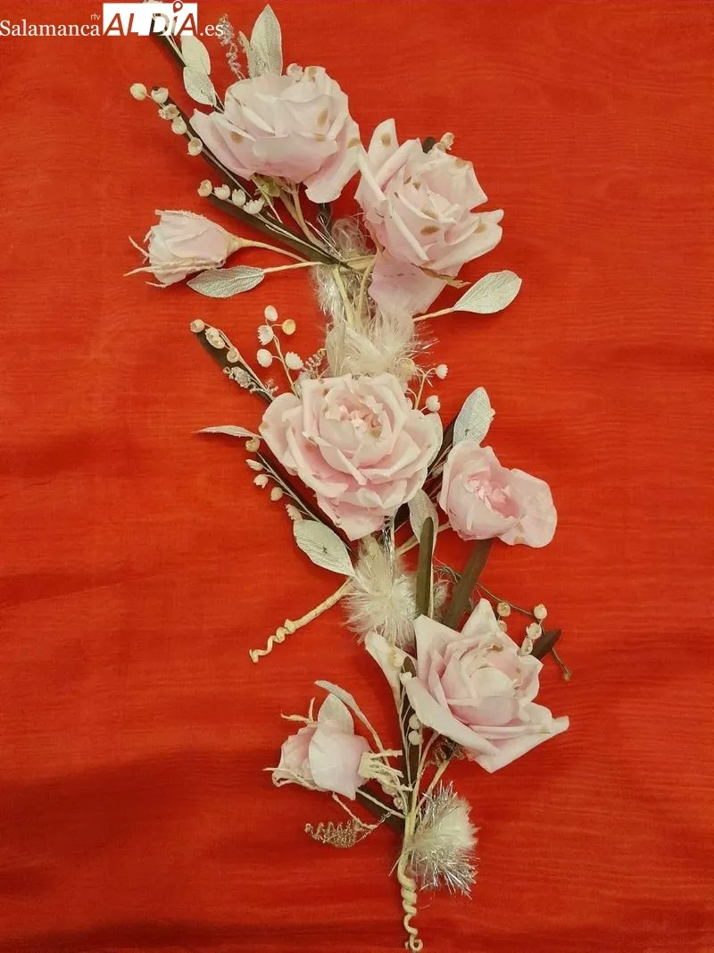 Foto 3 - Encuentran cinco actas notariales, flores y una palma floral junto al cuerpo de Santa Teresa
